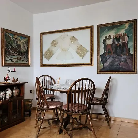 Folklore Retreat With Art & Mountain Views Apartament