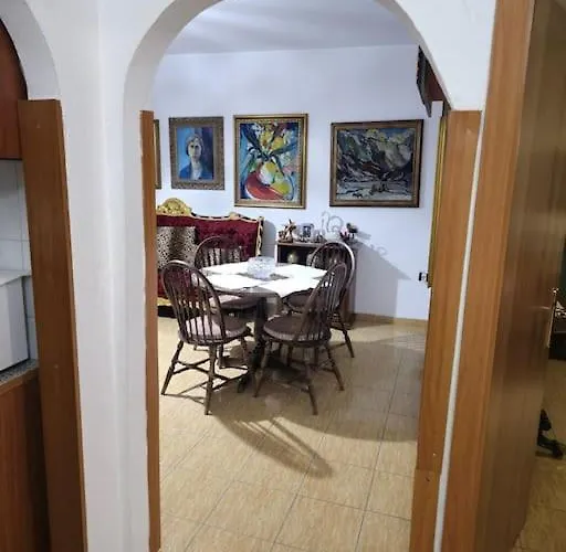 Folklore Retreat With Art & Mountain Views Appartement Tirana