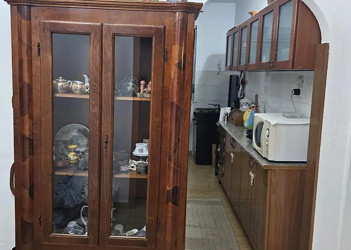 Folklore Retreat With Art & Mountain Views 地拉那